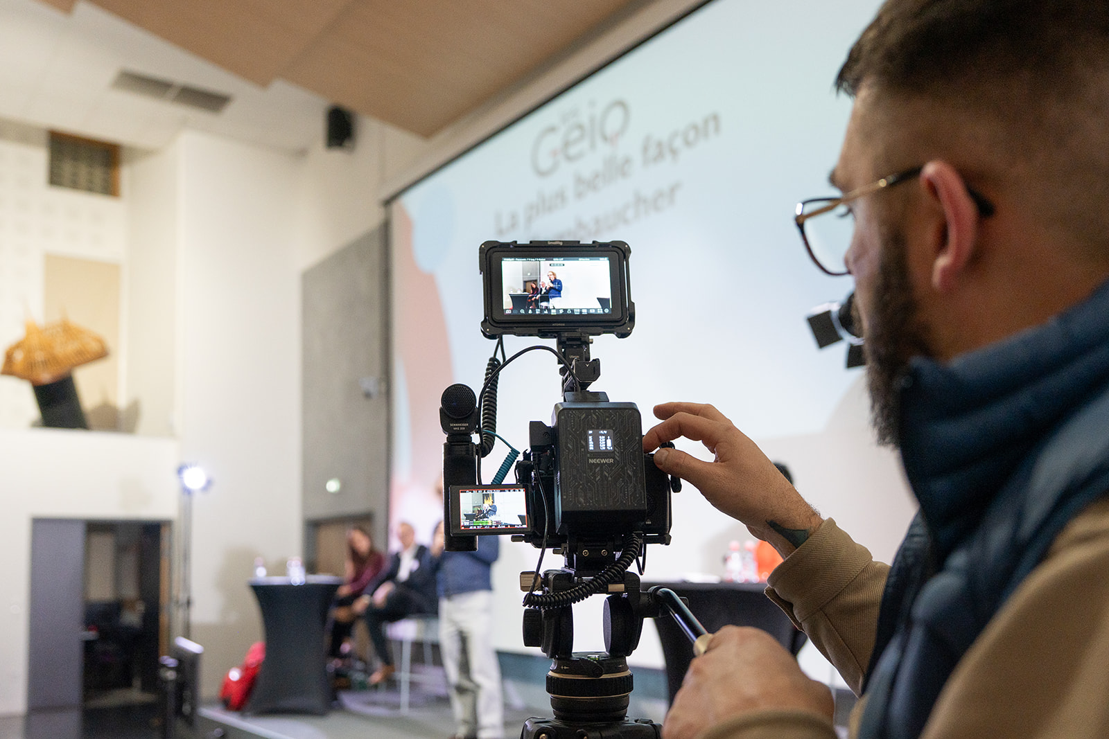 Public attentif dans un auditorium